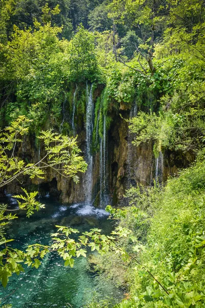 Cachoeira no Parque Nacional Plitvice, na Croácia — Fotografia de Stock