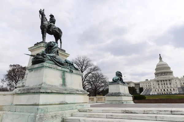 Statue Grant devant l'édifice Capitol Hill — Photo