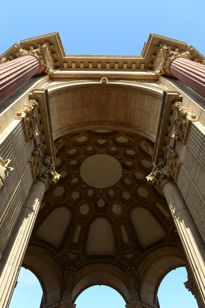 Арка во Дворце изящных искусств в Сан-Франциско — стоковое фото