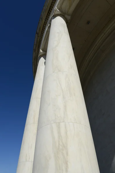 Pilíře s na pozadí modré oblohy — Stock fotografie