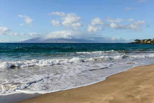 Komohana вулкана розглянений з Wailea Makena Гаваї — стокове фото