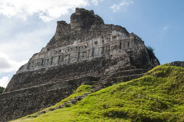 Mayská ruina - Xunantunich v Belize — Stock fotografie