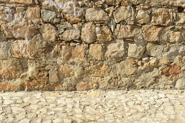 Eski taş duvar ve yol sokak — Stok fotoğraf