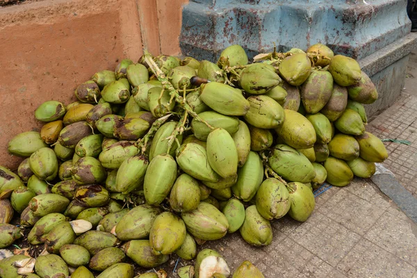Syrové kokosy na ulici na prodej — Stock fotografie