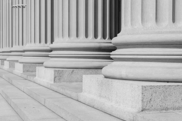 Fila de columnas — Foto de Stock