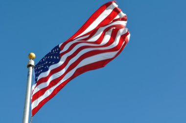 Rüzgarda dalgalanan Amerikan bayrağı