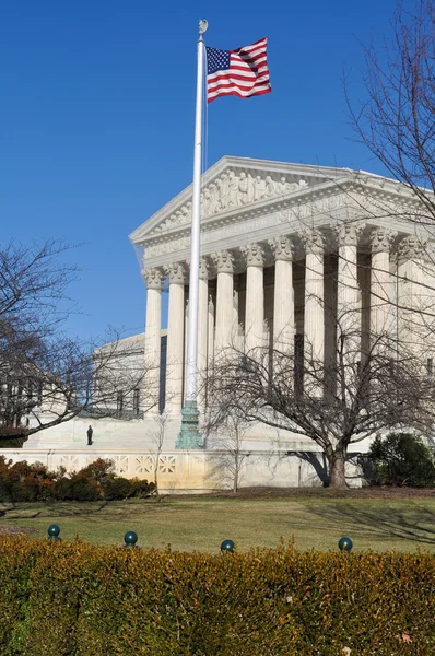 US-Oberstes Gerichtsgebäude mit Flagge der Vereinigten Staaten — Stockfoto