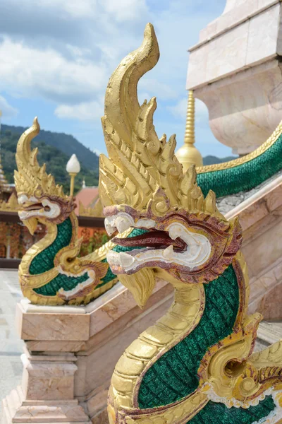 Dragones en el templo de Chalong en Phuket Tailandia —  Fotos de Stock