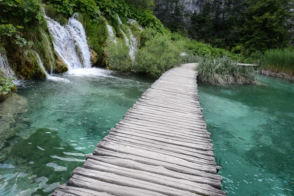 Drewniana ścieżka i wodospad w Parku Narodowym Plitvice, Chorwacja — Zdjęcie stockowe