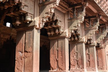 Agra Kalesi 'ndeki sütunlar