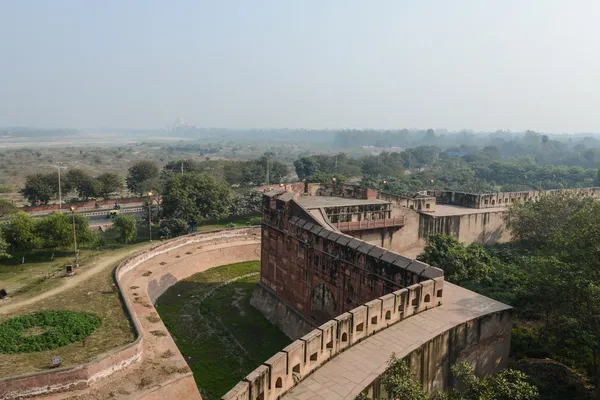 Fort Agra z taj mahal w tle — Zdjęcie stockowe