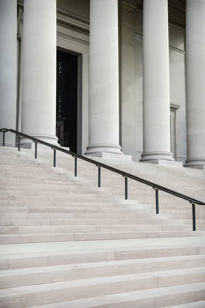 Gerechtsgebouw pijlers — Stockfoto