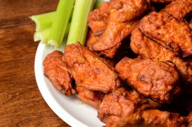 kereviz sopa ile baharatlı tavuk kanadı