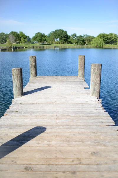 Deck de madeira velha com lago — Fotografia de Stock