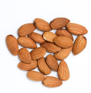 Beyaz arkaplanda badem