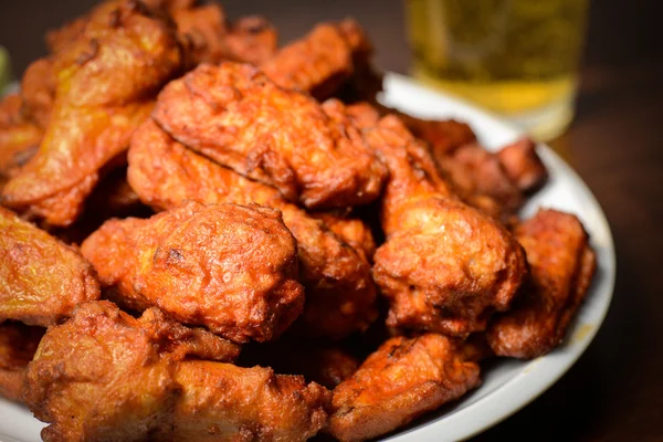 Cerveza y alas de búfalo — Foto de Stock