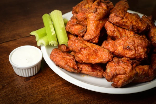 Ailes de poulet buffalo avec des bâtonnets de céleri et de fromage bleu dressin — Stockfoto