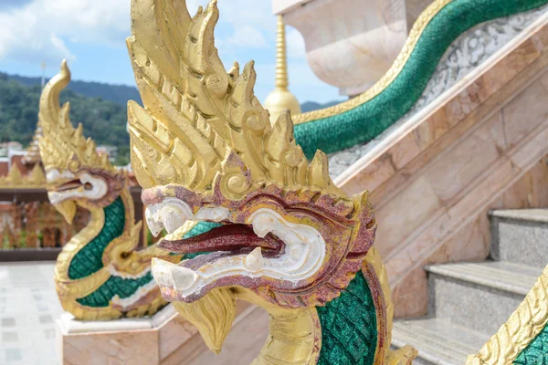 Δράκους στο ναό chalong στο Πουκέτ της Ταϊλάνδης — Φωτογραφία Αρχείου