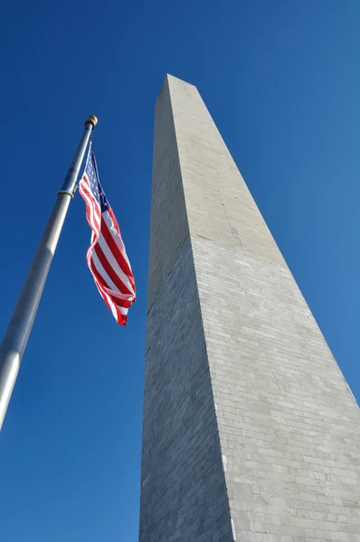 Washingtonův monument a americká vlajka — Stock fotografie