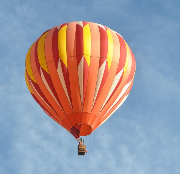 Turuncu sıcak hava balonu — Stok fotoğraf