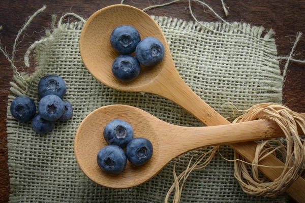 Blaubeeren auf dem Löffel — Stockfoto