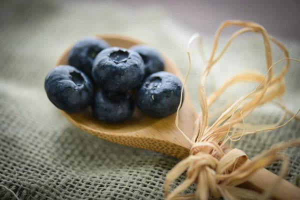 Blaubeeren auf dem Löffel — Stockfoto