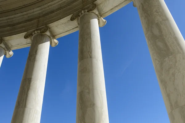 Pilares con cielo azul — Foto de Stock