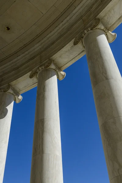 Pilastri con cielo blu — Foto Stock