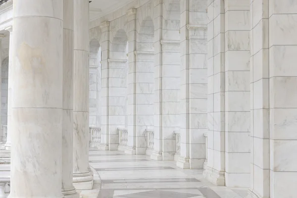 Pilastri in un corridoio — Foto Stock