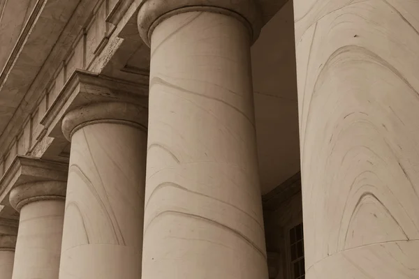 Pijlers of kolommen in een rij — Stockfoto