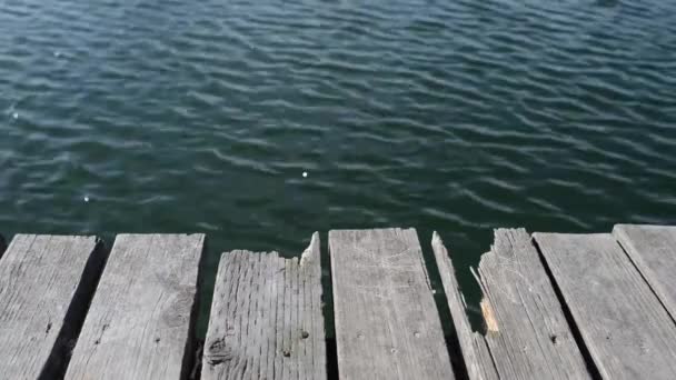 Deck de madeira velha com lago — Vídeo de Stock