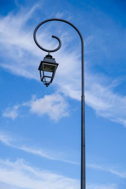 Bir şehir fenerinin şekli ve tasarımı. Chteauneuf-du-Pape, Fransa. Dikey resim.