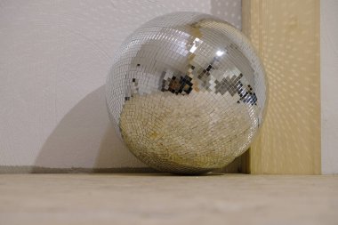 Büyük bir disko topu kurulum için hazırlanır. Diskoda yerde ayna disko topu. Boşluğu kopyala.