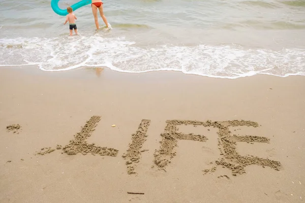 Mot Life Est Écrit Sur Sable Plage Une Famille Heureuse — Photo