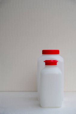 Plastik kavanozlarda parlak kırmızı kapaklar. Provence 'deki içme suyu analizi için özel bir şişe seti. Dikey görüntü. Boşluğu kopyala.