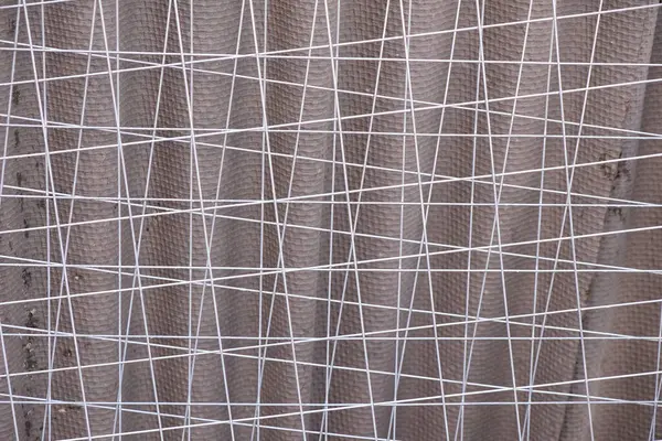 波状板岩背景上的镀锌金属网 — 图库照片