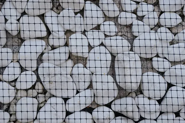 Weiße Ziersteine Unter Dem Schwarzen Plastiknetz — Stockfoto