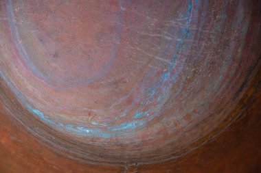 Bakır bir tencerenin dibindeki renkli daireler. Dekoratif efekt.