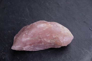 Pembe kuvars. Mineral. Taş büyüde kullanılır. Gri doğal kayrak.