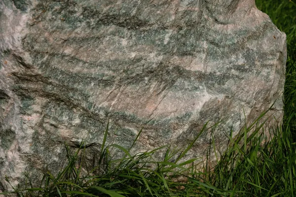 Монолит Гранитный Блок Зеленых Оттенков Зеленой Траве Красивые Камни — стоковое фото