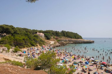 Sainte-Croix plajı, Provence, Fransa. 14 Ağustos 2021. Çam ormanları olan ekolojik deniz plajı.