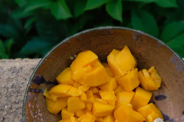 Slices Juicy Mango Ceramic Bowl Green Leaves Background Top View — Stock Photo, Image