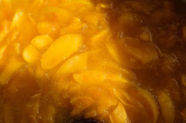 Ayva reçeli arka planı. Ayva dilimleri ve şeker şurubu..