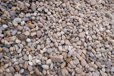 Renkli çakıl yığını. Tasarım için doğal küçük taşlar.
