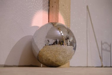 Disko sembolü. Kulüpte yerde büyük ayna disko topu var. Bir gece kulübünün kurulumu.