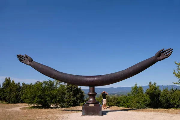 Lacoste Provence France Août 2021 Énorme Sculpture Métal Bras Tendus — Photo