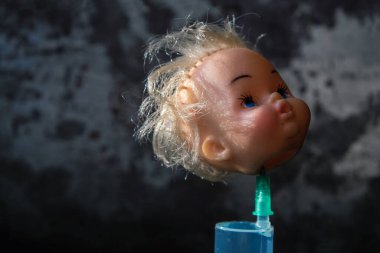 Ürkütücü bir fotoğraf. Şırıngada oyuncak bebek kafası..