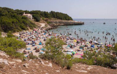 Sainte-Croix plajı, Provence, Fransa. 14 Ağustos 2021. Kumsal tatilcilerle doludur. Ekolojik Akdeniz Sahili.