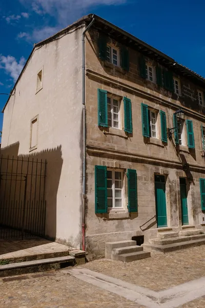 観光村Villeneuve Les Avignon Ptovence フランス 興味深い古代建築 垂直画像 — ストック写真