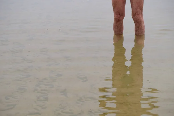 Blurry Reflection Man Clear Water Foggy Day Wet Hairy Feet — Stock Photo, Image